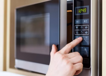 Los terribles errores que seguro cometés al usar el microondas