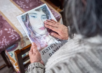 La lucha de una madre que pide justicia por su hija: “Murió esperando que condenen al cura que abusó de ella”