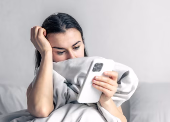 Qué es el breadcrumbing, la nueva “estafa” emocional que es tendencia entre los jóvenes