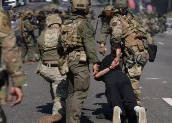 El gobierno de Donald Trump solicitó pausar la orden que detiene los arrestos a inmigrantes sin causa probable