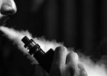 Avanza proyecto para prohibir el uso de vapeadores en espacios cerrados y sancionar su venta a menores en Mendoza