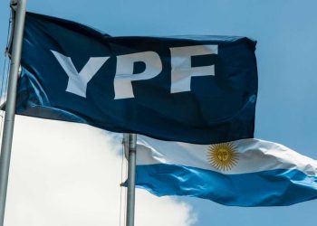 Entrega de acciones de YPF: la Procuración del Tesoro presentó dos escritos para suspender el fallo