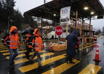 Rescatistas trabajan para contactar a los obreros atrapados tras el derrumbe de una mina en Chile