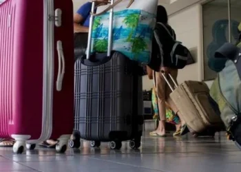 Detienen a una mujer tras encontrar una niña de 2 años con vida en su valija