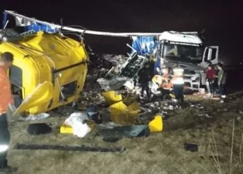 Chocaron dos camiones en la autopista Rosario-Córdoba y murió uno de los conductores