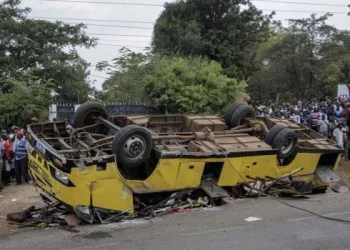Un autobús que transportaba dolientes tras un funeral se vuelca en Kenia, matando a 25 personas