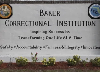 Florida anuncia el Depósito de deportación, un nuevo centro de detención de inmigrantes