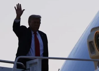 Trump encabeza una delegación de 16 integrantes en Alaska para la cumbre con Putin