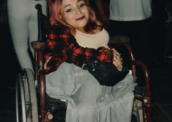 Vive con “huesos de cristal”, necesita una silla de ruedas motorizada y organizan una gran peña para ayudarla