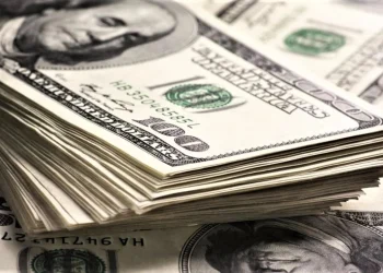 El dólar cerró agosto en $1.360 con una baja de 1,1% en el mes
