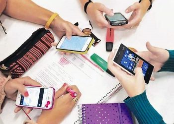 La DGE anunció importantes cambios: vuelve la promoción con dos materias y revela cifras del uso de celulares en las aulas