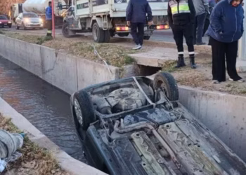Se saltó la señal de “pare”, chocó contra un auto donde iba una embarazada y terminó en un canal de riego de Mendoza