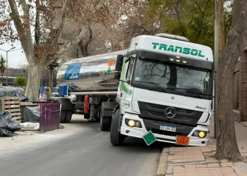 Salía de un McDonald’s y quedó atascado con su camión en una acequia de Godoy Cruz