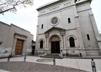 Acción Católica recibe y entrega ropa, calzado, frazadas y alimentos todos los viernes frente a la Catedral