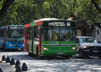 El mapa del transporte urbano en Mendoza: la antigüedad de la flota de colectivos, su costo y la comparación nacional