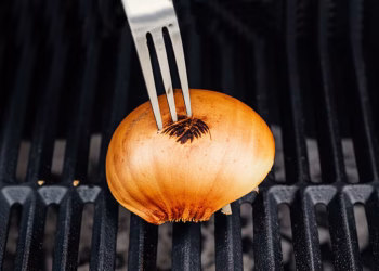 Por qué recomiendan pasar media cebolla sobre la parrilla caliente