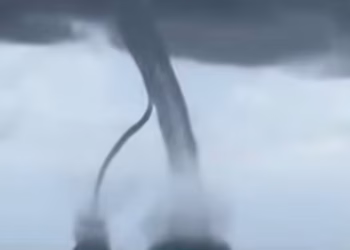 Las impactantes trombas marinas que causaron pánico en las playas de Italia en medio de fuertes tormentas