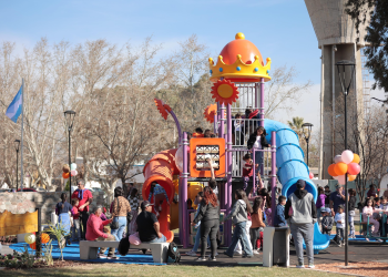 Junto a cientos de chicos y sus familias, el intendente Omar Félix inauguró el nuevo parque infantil de Villa Atuel