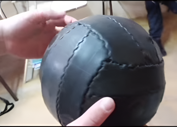 Alumno de Punta del Agua hizo una “pelota” con una cámara de moto por la falta de material deportivo