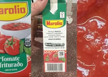 Encuentran gusanos en tomates triturados de una reconocida marca: cuál es el lote que la ANMAT prohíbe consumir