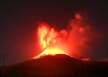 Un volcán entró en erupción y activó una alerta de aviación de alto nivel