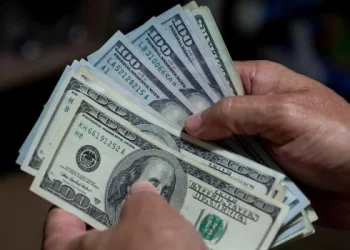 El dólar cerró en alza con un máximo de 1.445 pesos en bancos