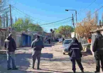 Investigan la muerte de un adolescente hallado en la vía pública en Río Negro