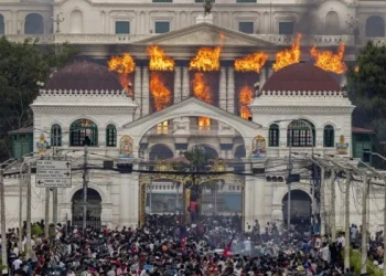 Violenta caída del gobierno en Nepal: incendian el Parlamento y persiguen a funcionarios en medio de un estallido social