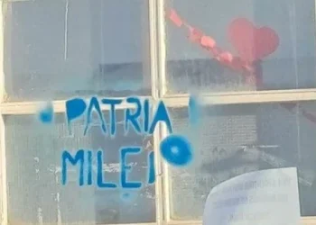 Las calles de Ushuaia amanecieron con carteles en rechazo a la visita de Milei