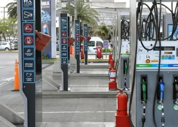 A contramano: por qué no baja el precio del combustible en Argentina al ritmo del crudo mundial