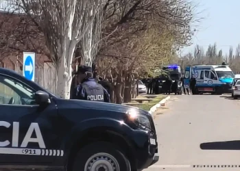 La alumna atrincherada en la escuela de La Paz entregó el arma y la situación está controlada