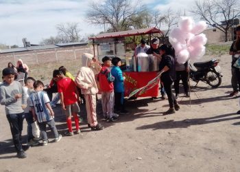 Vecino elaboró y donó más de 200 copos de azúcar para los chicos del barrio Constitución