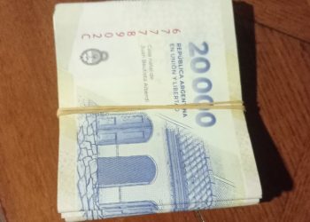 Un gesto de honestidad: encontró una importante suma de dinero en el colectivo y busca a su dueño