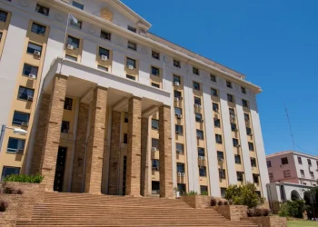 De faltas injustificadas hasta un condenado por homicidio: el Gobierno echó a 18 empleados públicos