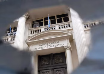 El dólar mayorista rompió el techo de la banda cambiaria y el Banco Central vendió USD 53 millones