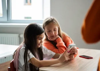 Suecia implementará la prohibición de celulares en las escuelas