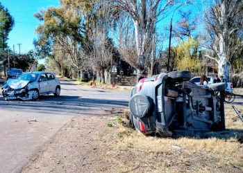 Impresionante choque y vuelco en Las Paredes