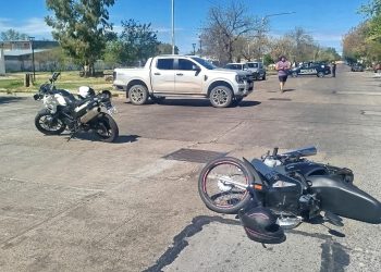 Choque entre camioneta y moto dejó a una mujer hospitalizada