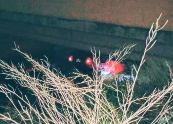 Volcó un vehículo y cayó al canal en calle Juan XXIII