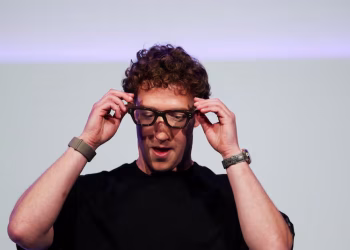 Meta lanzó los Ray-Ban Display, sus nuevos lentes inteligentes con pantalla: el incómodo momento de Mark Zuckerberg en la presentación