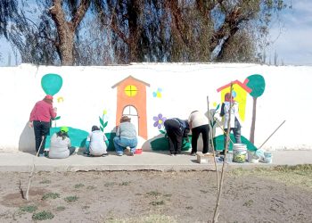 Alumnos de la escuela Selva Cortés de Nunciato pintaron un mural en el jardín maternal “Conejitos de Sol”