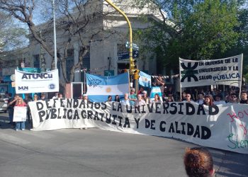 Graves incidentes en la marcha por la universidad pública: la policía reprimió y arrojó gas pimienta a los manifestantes y Félix también resultó afectado  