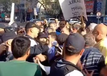 Graves incidentes en la marcha por la universidad pública: la policía reprimió y arrojó gas pimienta a los manifestantes y Félix también resultó afectado  