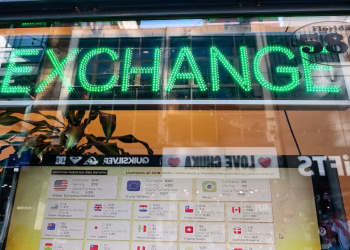 El Gobierno reinstauró una medida del cepo: los compradores de dólar oficial no podrán operar divisas financieras por 90 días