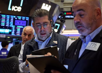 Los bonos argentinos cayeron hasta 7% y el riesgo país superó los 1.200 puntos básicos en medio de la tensión cambiaria