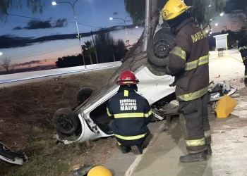 Un chico de 25 años murió tras volcar en la calle Paso de Maipú