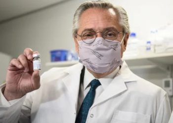 Un jubilado mendocino reclama $152 millones a AstraZeneca: una ley de Alberto Fernández protege al laboratorio