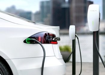 La apertura a los autos eléctricos entusiasma, pero la falta de infraestructura genera interrogantes