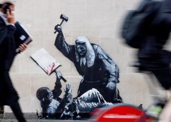 Banksy sacude Londres con un desafiante mural en los Tribunales Reales