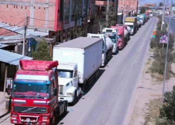 Ocho de cada diez camiones en Bolivia están parados por la falta de diésel